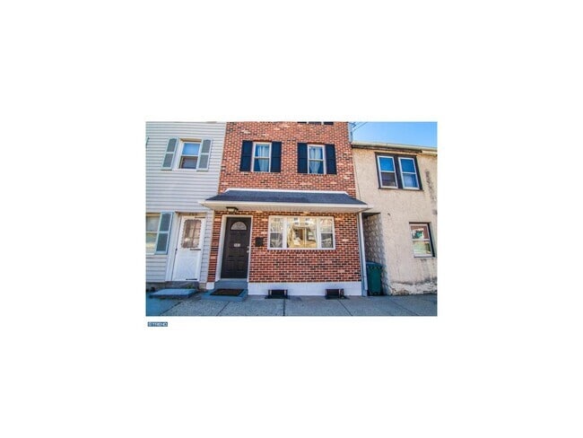 Building Photo - 703 E Hector St