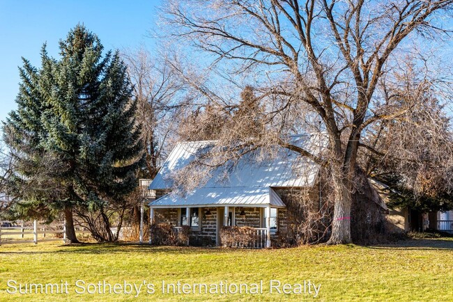 Building Photo - 2 br, 3 bath House - 501 N. River Road