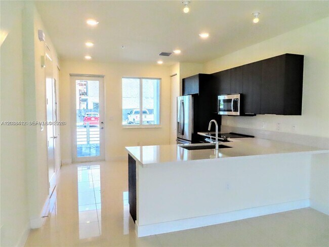 Building Photo - 6401 NW 103rd Pl