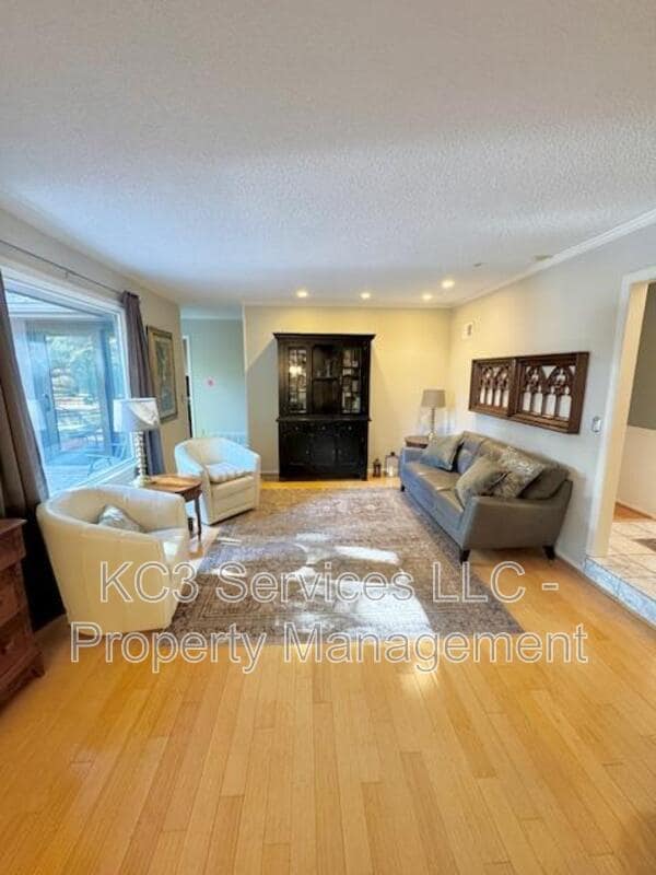 Foto del edificio - 615 E 101st Terrace