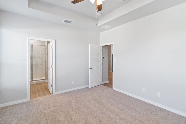 Foto del edificio - Stunning 4x2.5 Luxury Duplex in Buda, TX!