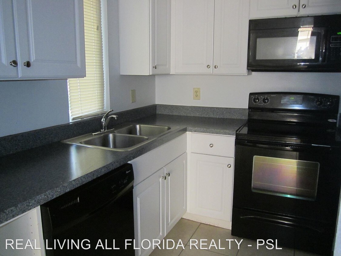 Building Photo - 1506 SE Royal Green Cir