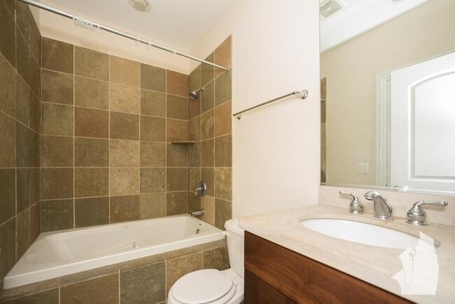 Building Photo - 4 bedroom in Chicago IL 60657