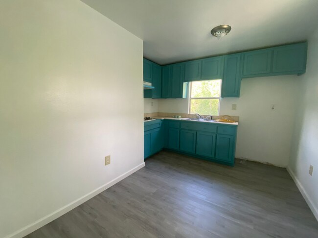 Building Photo - 521 E Sprague St