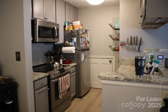 Foto del edificio - 427 W 8th St