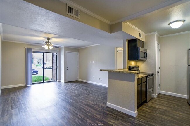 Building Photo - 904 University Oaks Blvd