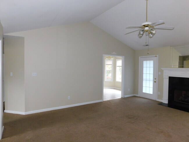 Foto del edificio - Great home in a desirable neighborhood!