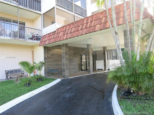 Building Photo - 4164 Inverrary Dr