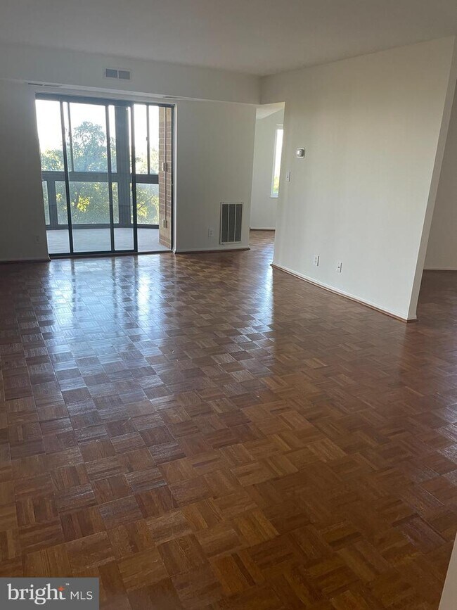 Foto del edificio - 8380 Greensboro Dr
