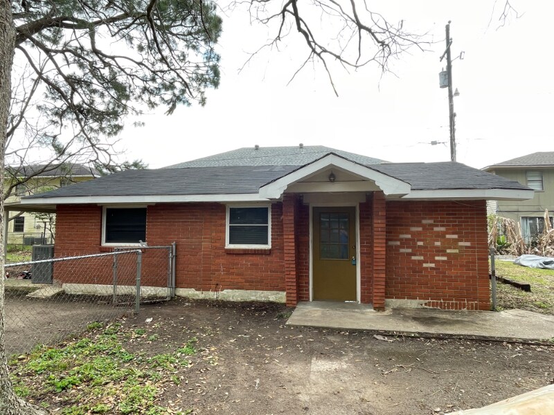 Primary Photo - 107 1/2 Dolphin St