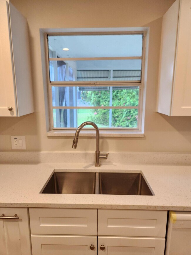 Foto del edificio - 1750 Fairlight St NW