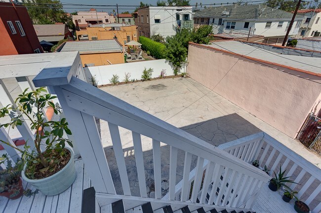 Building Photo - 1811 S Sycamore Ave, Los Angeles, CA 90019