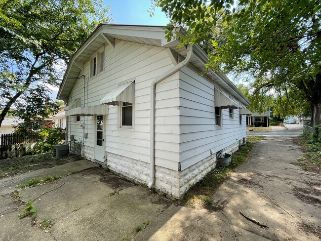 Building Photo - 1094 E Clay St