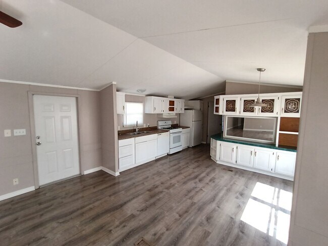 Building Photo - 3 Bedroom/2 Bathroom Home on a Large Lot