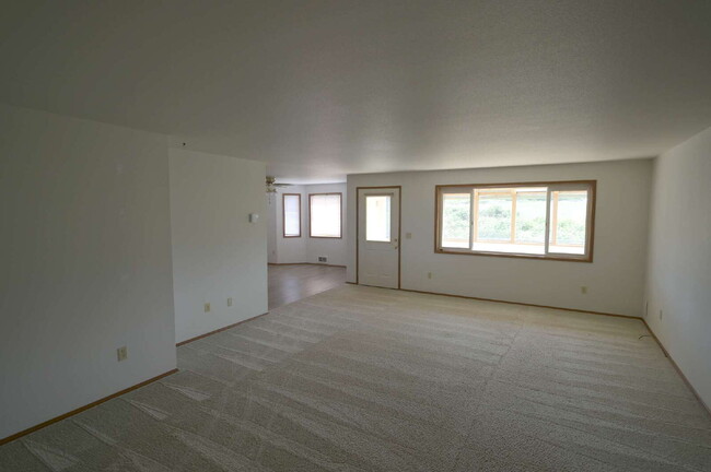 Building Photo - 3 bed 2 bath, 2 car garage in Sequim