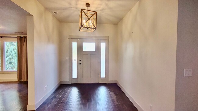 Foto del edificio - Amazing 5 Bedroom Home in Milwaukie with R...