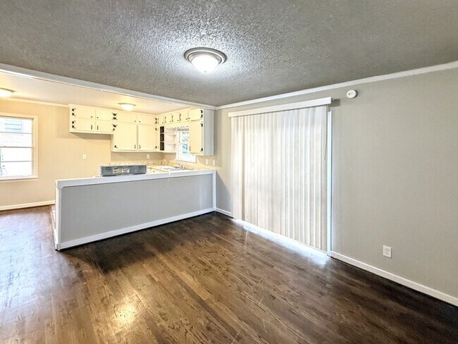 Foto del edificio - 1317 5 Mile Rd