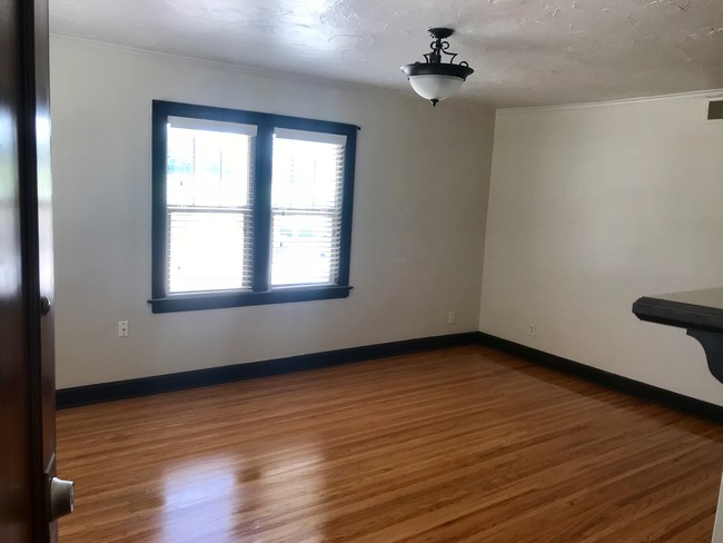 Foto del edificio - 1604 E 13th St
