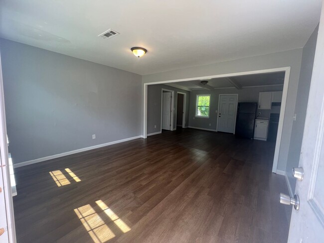 Building Photo - 4 bedroom 1 bathroom home in University Manor