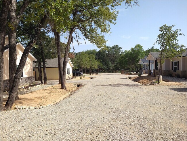 Building Photo - 1000 Wooded Hollow Ct