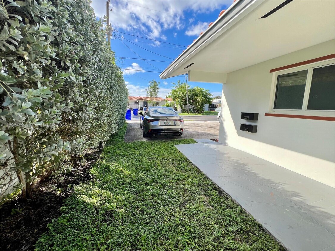 Foto principal - 2827 SW 24th St