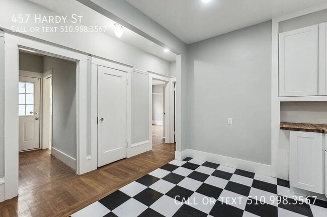 Building Photo - 457 Hardy St