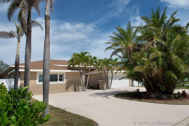 Building Photo - 2504 Hibiscus Dr W