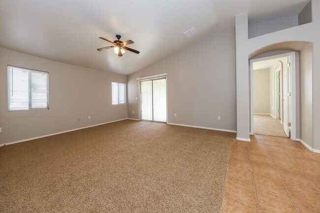 Foto del edificio - 8187 S Camino SERPE