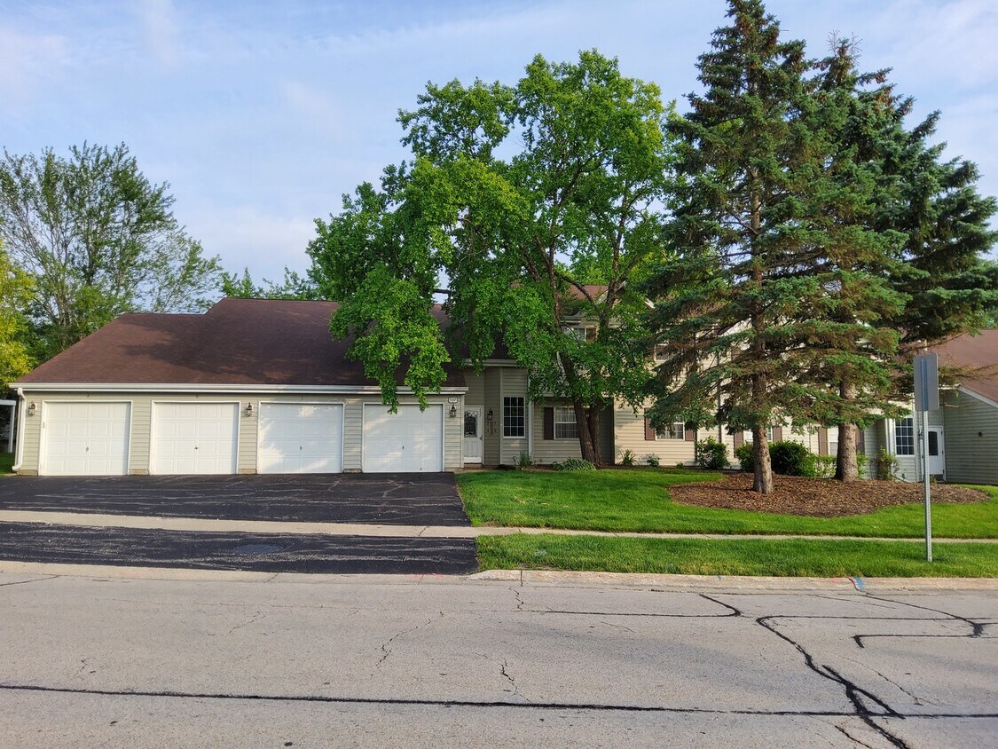 537 E Shag Bark Ln, Streamwood, IL 60107 House Rental in Streamwood