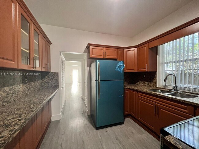 Foto del edificio - 169 NE 50th St