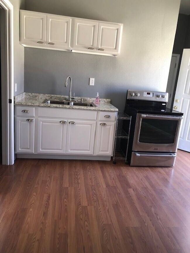 Building Photo - 1 Bedroom/2 Bath Guest House with Garage -...