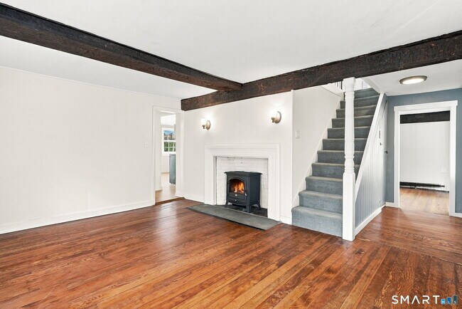 Foto del edificio - 219 Flax Hill Rd