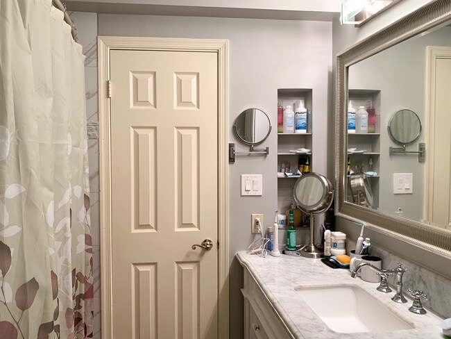 master bath - 5713 Brewer House Cir