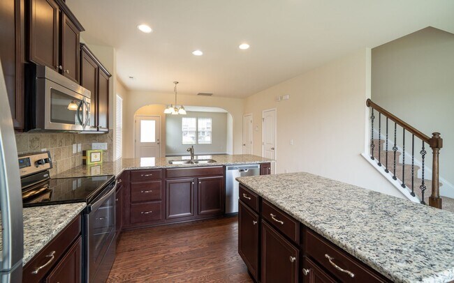 Building Photo - Bright and Sunny 2 Bedroom, 2.5 bath end u...