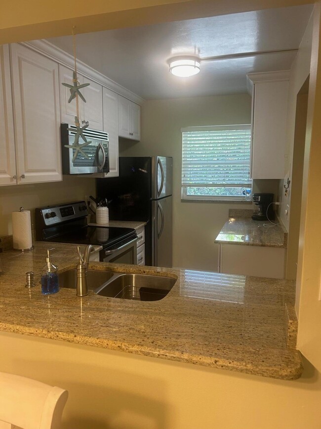 Building Photo - 207 Tropic Isle Dr