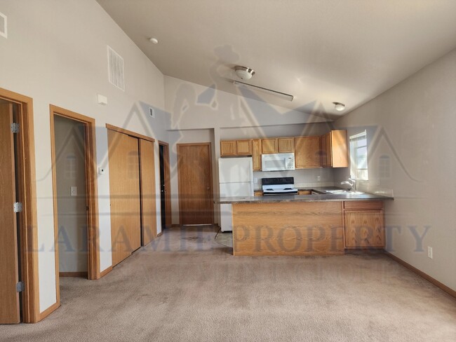Building Photo - 3 Bed 2 Bath Condo