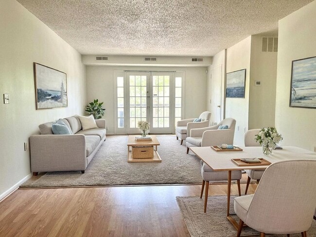 Bright & Spacious | 955 sqft 2BR/2BA Condo | Excellent Commuter Location! - Bright & Spacious | 955 sqft 2BR/2BA Condo | Excellent Commuter Location!