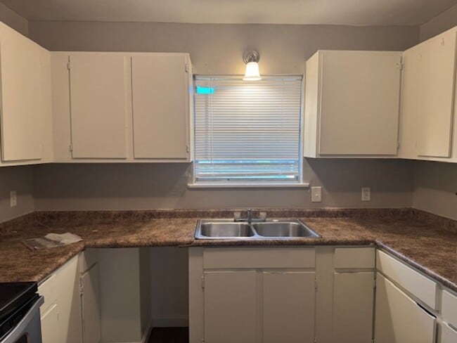 Building Photo - 106-106 Jester Cir