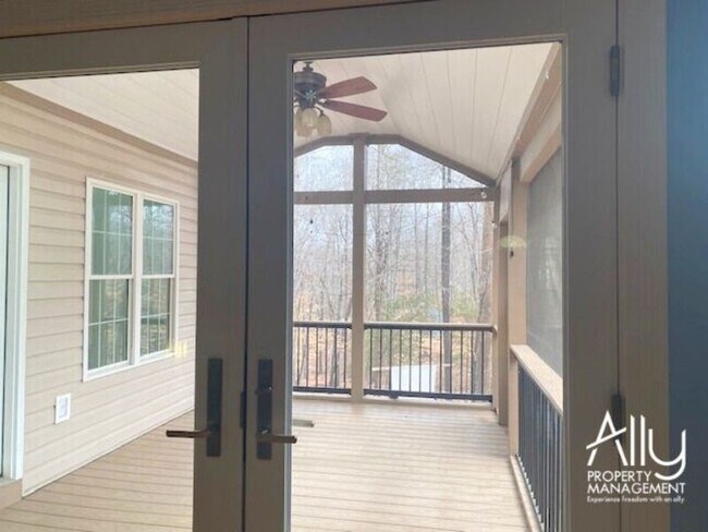 Foto del edificio - 35 Hardwood Rd