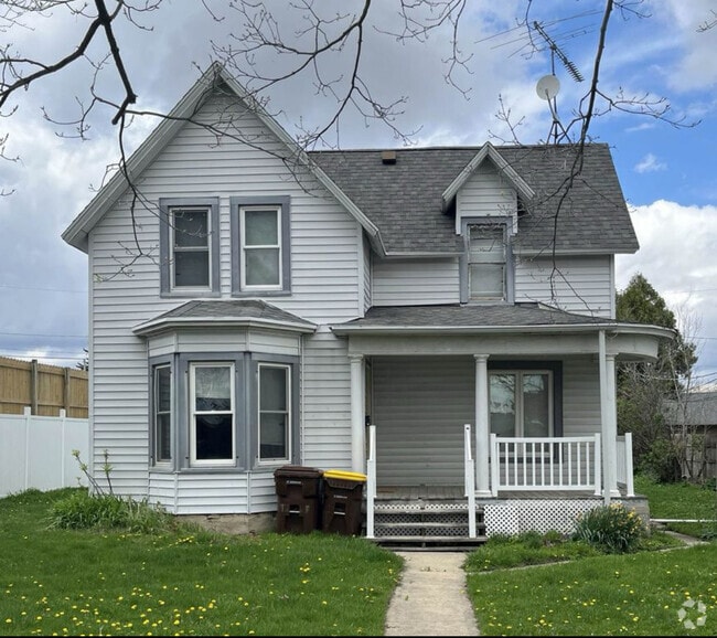 Building Photo - 109 W Benton Ave