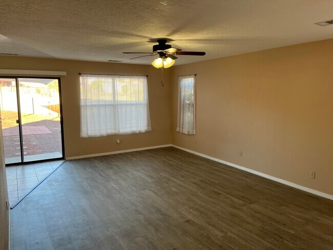 Foto del edificio - 4985 Butte Pl NW