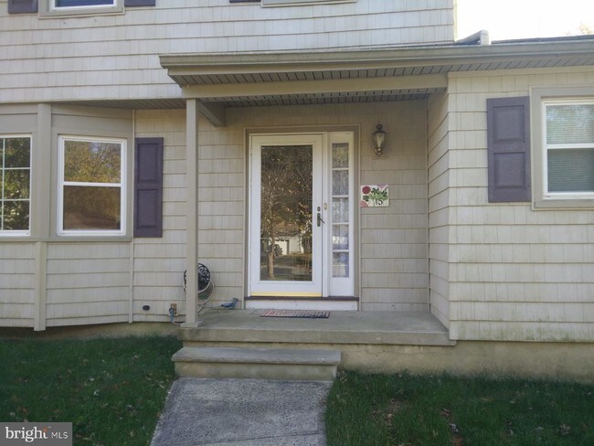 Building Photo - 15 Meadow Ln