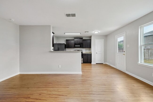 Foto del edificio - 6211 Baywood Cres