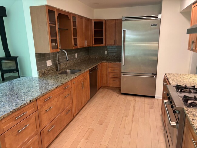 Foto del edificio - 2729 Poplar Ln