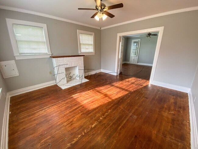 Foto del edificio - 2-Bedroom House with Bonus Space Near Downtown Lake Charles