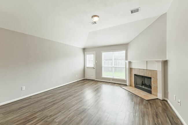 Foto del edificio - Offered By Precision Realty & Management, LLC