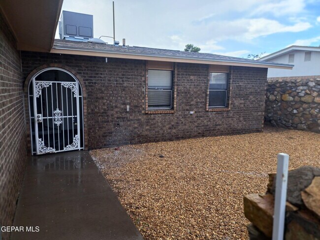 Foto del edificio - 3319 Menard Ln
