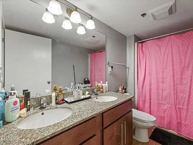 Foto del edificio - Lake Plaza #201 for FALL 2026! Early Move  8/01/26- $3300/month includes ONE assigned parking spa...