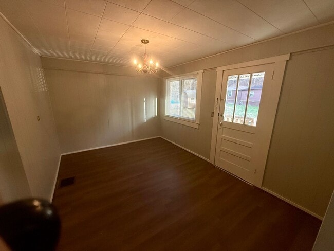 Building Photo - Classic 3/2 Farmhouse Charm with Modern Comfort & Room to Breathe