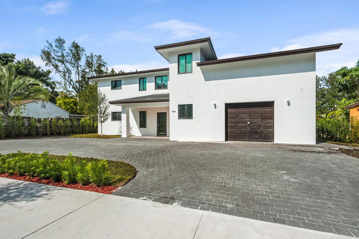 Foto principal - 5879 SW 60th St